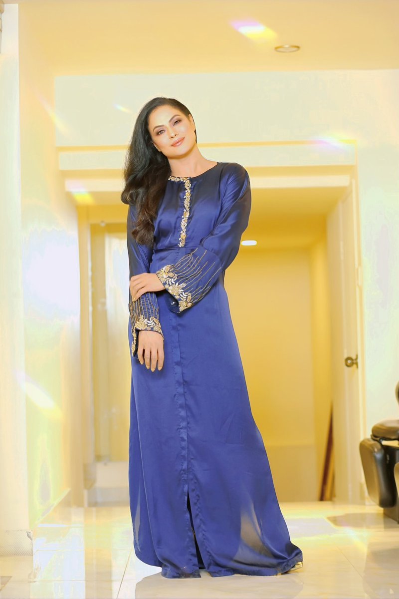 iVeenaKhan's tweet photo. سوموار🌿🌺👗 https://t.co/HJSdniXknE
