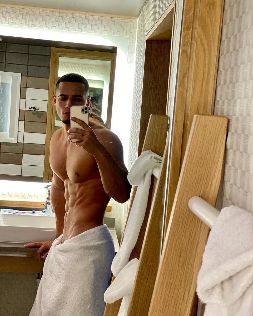 Le6borg's tweet photo. Jordan nous offre un selfie salle de bain... https://t.co/m15ZYIcT1J