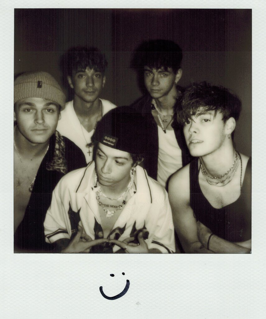 GREYZDH's tweet photo. happy 5 years why don’t we 🤍

— @whydontwemusic #5YEARSOFWDW https://t.co/ZqedhuZ4eh