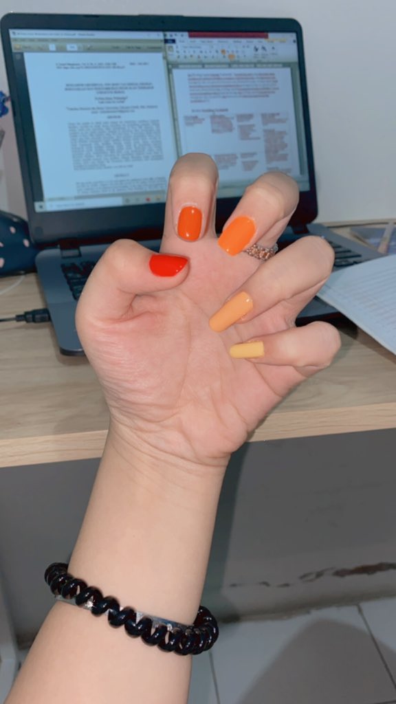 valenciachndraa's tweet photo. nails done💅 https://t.co/QWEpuN9irP