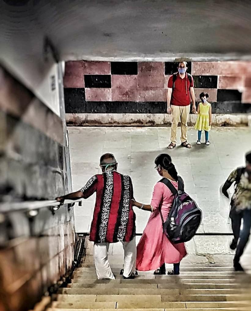 Neera_Twitz's tweet photo. ஒரு மகள் தன் கடந்த காலத்தையும்;
ஒரு அப்பா தன் எதிர்காலத்தையும் நேருக்கு நேராக சந்திக்கிறார்கள்...! #நீரா https://t.co/wvbOgFyY5R