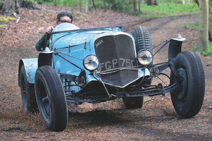 【1930年代の最速マシン】アラード・テールワガーII フラットヘッドV8搭載 前編

0ー97km/h加速8秒、0ー400m16.8秒

軽量化のためにボディは塗装されず、ファーナム・アボット社によるアルミニウム製ボディは、見事な輝きを放っていた

https://t.co/cCQroAdPdZ 