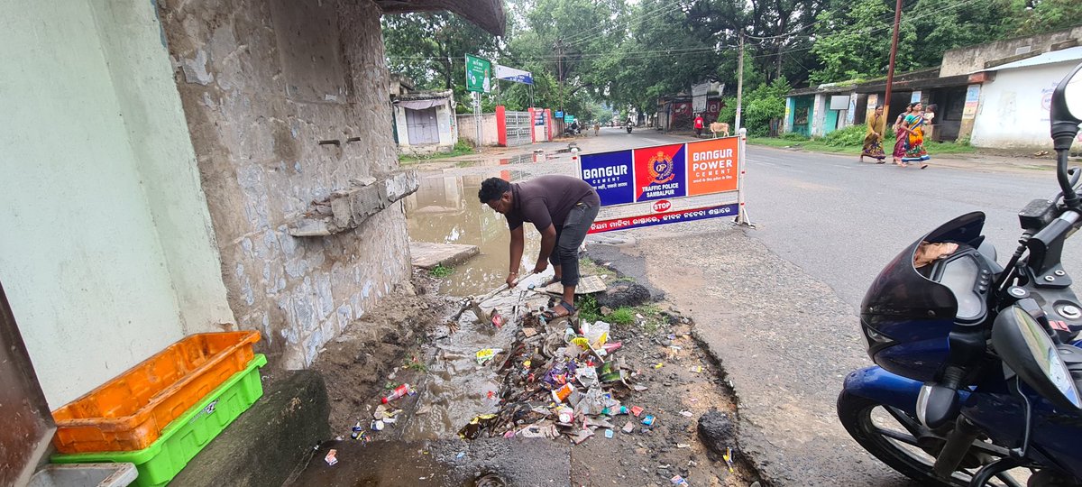 SarthakMuni's tweet photo. @SMC_Sambalpur @CMO_Odisha @PrabhasPruseth @CharubalaB @DmSambalpur @MoSarkar5T Started a new job At- SMC
Vacancies are left for every lane and every area..jobs will confirm after you sent this kind of photos to SMC 😡😡 https://t.co/Tc3ekQ5CzT