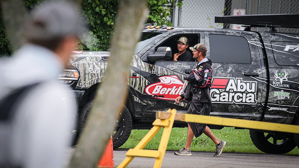 DMullinsfishing's tweet photo. Giving pre launch tips to @justinatkinsfishing and reminding him to to unhook his back straps.
#boatlaunchfail #eliteseries #bassnation https://t.co/lFmiSSybTO