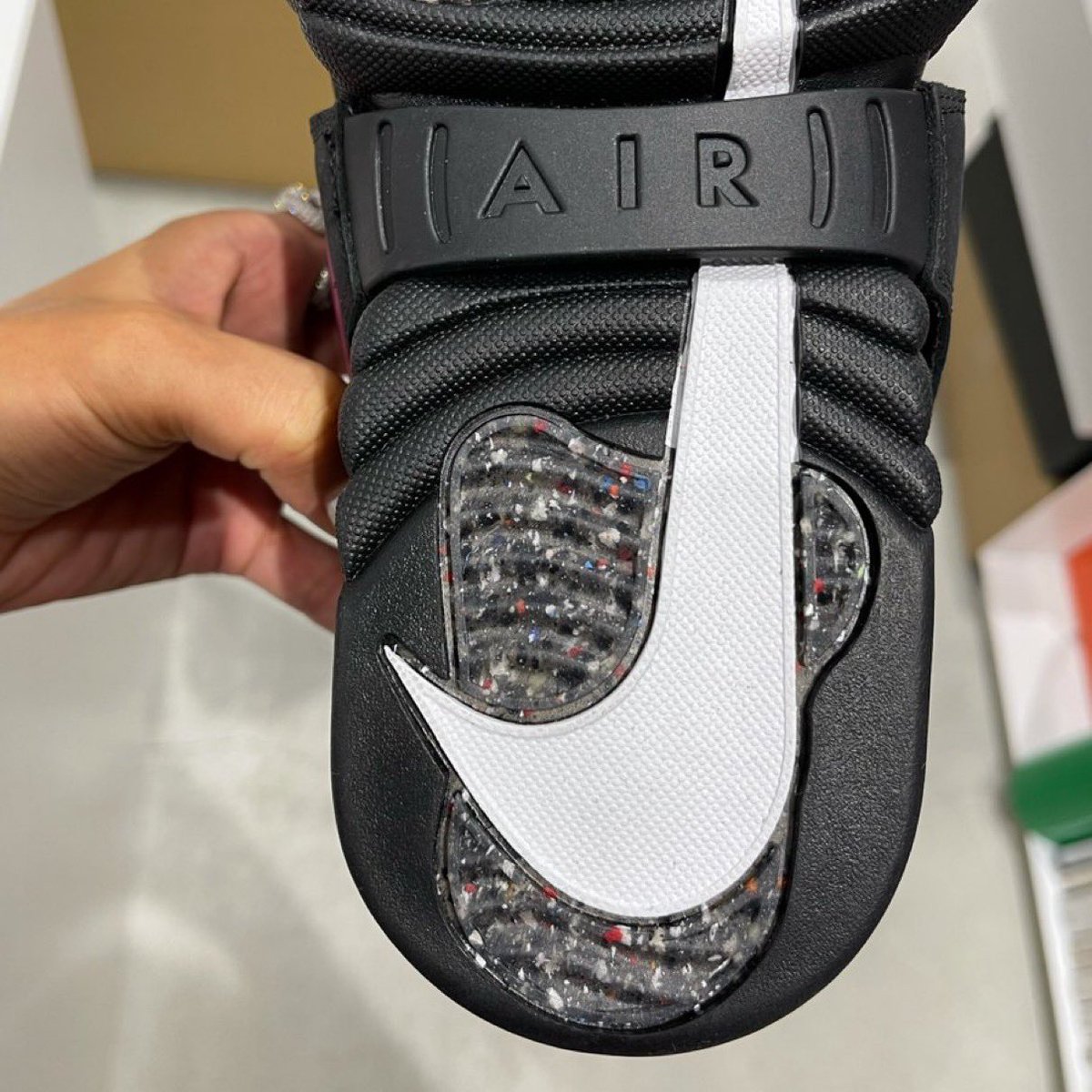 uptod4te's tweet image. Nike × AMBUSH YOONが新作コラボスニーカーのサンプルを公開。新たにベースとなるのは1996年登場の『Air Adjust Force』か ［ナイキ アンブッシュ エアアジャストフォース］
詳しくは記事をチェック↓
uptodate.tokyo/nike-x-ambush-…
TOP
uptodate.tokyo