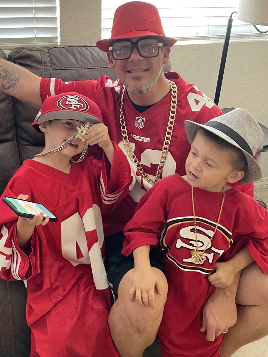 PRIMETIME NINER GANG!!! This is a family thang….. #NinerGang #niner #primetime #SundayNightFootball #ninerswin