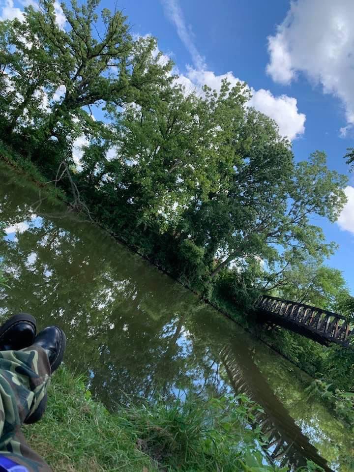 Th0rn333's tweet photo. The vibes with one of my friends … a chill spot to meditate .. just talk ..and rid your negative thoughts #chillvibes #goodvibes #friends #summer #nature #vibe #positivevibes #boots #drmartens #platforms #hideaway #friendship https://t.co/YGgUHDcBRz