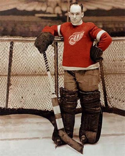 mikecommito's tweet photo. On this day in 1932, the winged wheel era began in the Motor City when the Detroit Falcons were renamed the @DetroitRedWings #Hockey365 #LGRW https://t.co/rCtzYBpNWT