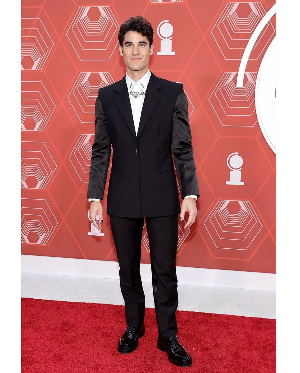 DarrenArmy's tweet photo. "Hello, Broadway! #DarrenCriss in #givenchyofficial at tonight’s #thetonyawards 💫
Grooming #jakoby
Haircut #thevelobarber
Styling 🙋🏻♀️ #AWerk
#DarrenCriss #tonyawards
Images: Getty
~ Ashley Weston
https://t.co/7Mm4Y4u2Aq https://t.co/JeRQzUYrB3