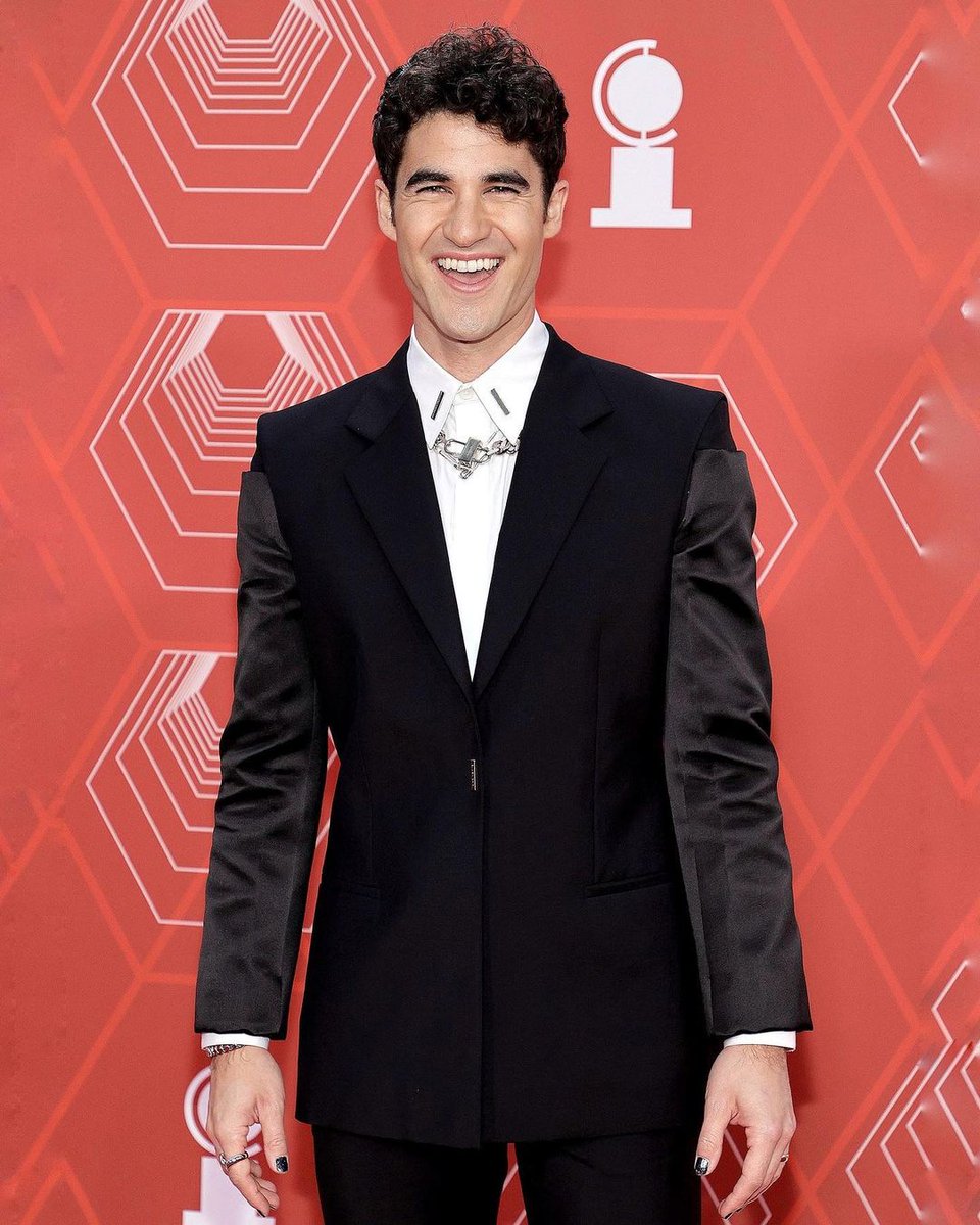 DarrenArmy's tweet photo. "Hello, Broadway! #DarrenCriss in #givenchyofficial at tonight’s #thetonyawards 💫
Grooming #jakoby
Haircut #thevelobarber
Styling 🙋🏻♀️ #AWerk
#DarrenCriss #tonyawards
Images: Getty
~ Ashley Weston
https://t.co/7Mm4Y4u2Aq https://t.co/JeRQzUYrB3