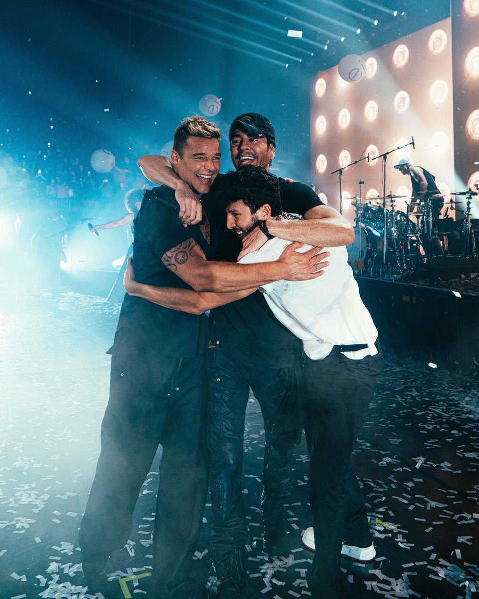 holavzla's tweet photo. Ricky Martin, Enrique Iglesias y Sebastián Yatra como invitado especial dieron inicio a la gira que se realizará por toda Norteamérica. El primer show tuvo lugar en el MGM Grand Garden Arena, en la ciudad de Las Vegas. https://t.co/gYnXfElnPK