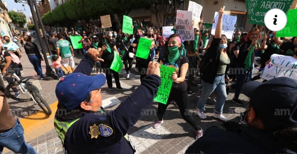 urielesqueda4's tweet photo. Contexto de la foto:
La mujer policía estuvo gritándoles a las feministas: "No hablen en mi nombre" "No me representan" "No al aborto" (Vean sus manos👎🏻)
👏🏻 ¡UNA CRACK! 👏🏻 https://t.co/xB5l2P6pjY