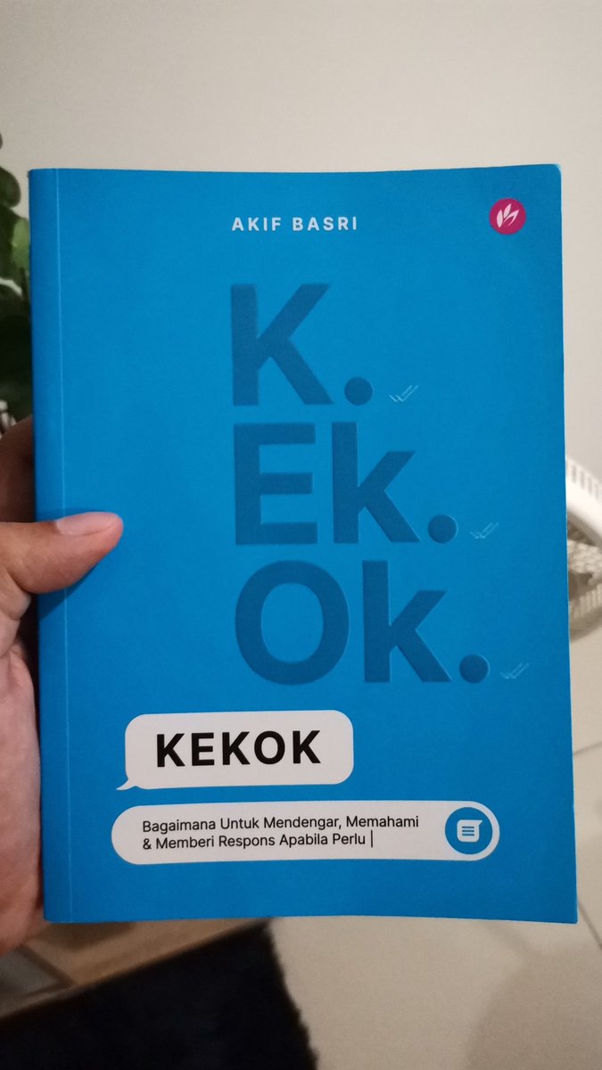whatfarissays's tweet photo. Drpd asyik main fon, sekali skla bagus juga kalau baca buku. 

Ada 2 buku ttg psikologi yg aku nak bgtau. Satu, Psikologi Si Kecil oleh @DrRozanizam, &amp; satu lg Kekok oleh @akif_basri. Dua² best, dua² boleh buat kita mindblown. 😊

https://t.co/4PjBKyQW03

https://t.co/7FfoOnLQjS https://t.co/eKp5EWo8Mb