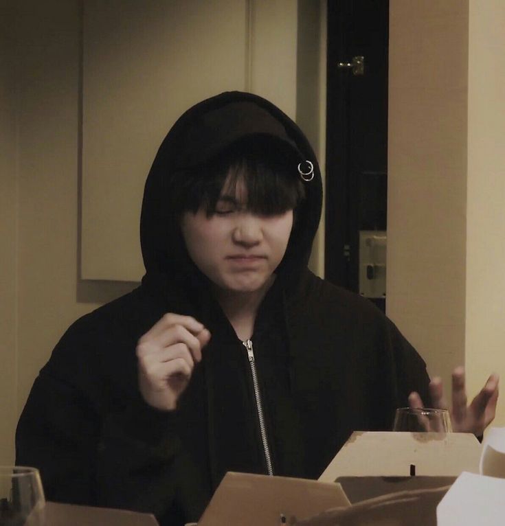 Sun_Moon134340's tweet photo. ′'yoongi de mala calidad pero igual de hermoso qué siempre; a thread ♡ https://t.co/eDHKXBBMZZ
