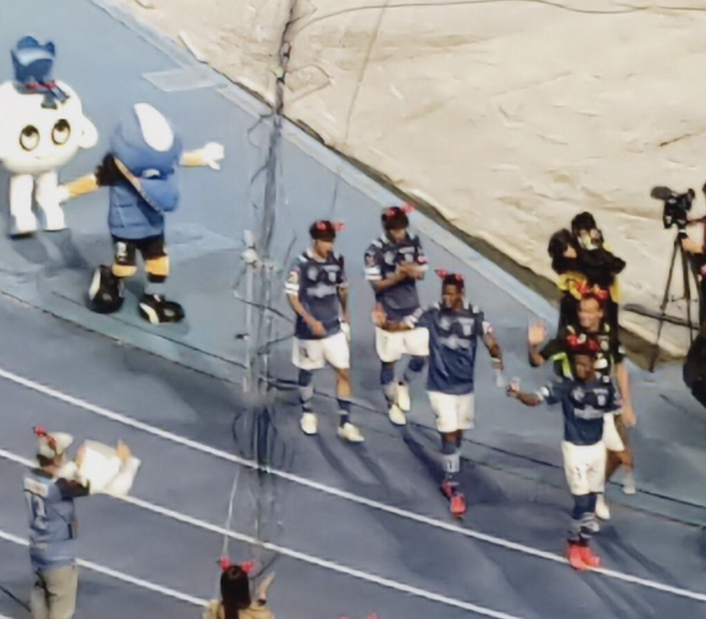 12myasu's tweet photo. 昨日は最高だった🙌🏼等々力劇場でウイニングロード出来て🇧🇷ヒーロー達に👍してもらい😭家に帰ってやべっちスタジアムで質問取り上げてもらって更に興奮😭等々力もFootballStudyも最高でした #DAZN #FootballStudy #中村憲剛 #佐藤寿人 #栗原勇蔵 #レアンドロダミアン #ジェジエウ #マルシーニョ https://t.co/hQNX0DA8VX