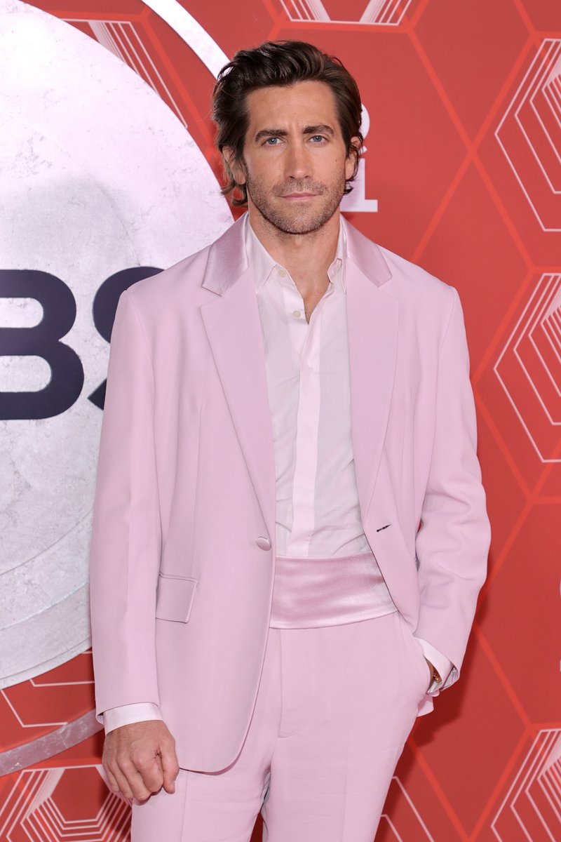 THR's tweet photo. Jake Gyllenhaal was also on the scene at the #TonyAwards, wearing an all-pink suit https://t.co/w2Y53rjfXV https://t.co/ks1myR7LRi