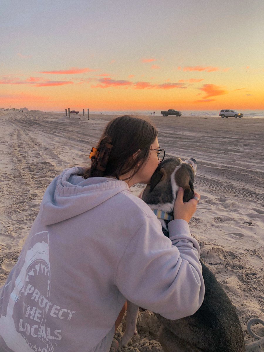 madelanecross's tweet photo. i can’t believe this is my life 🥺🤍🌿🌊 https://t.co/HGww5zsg5S