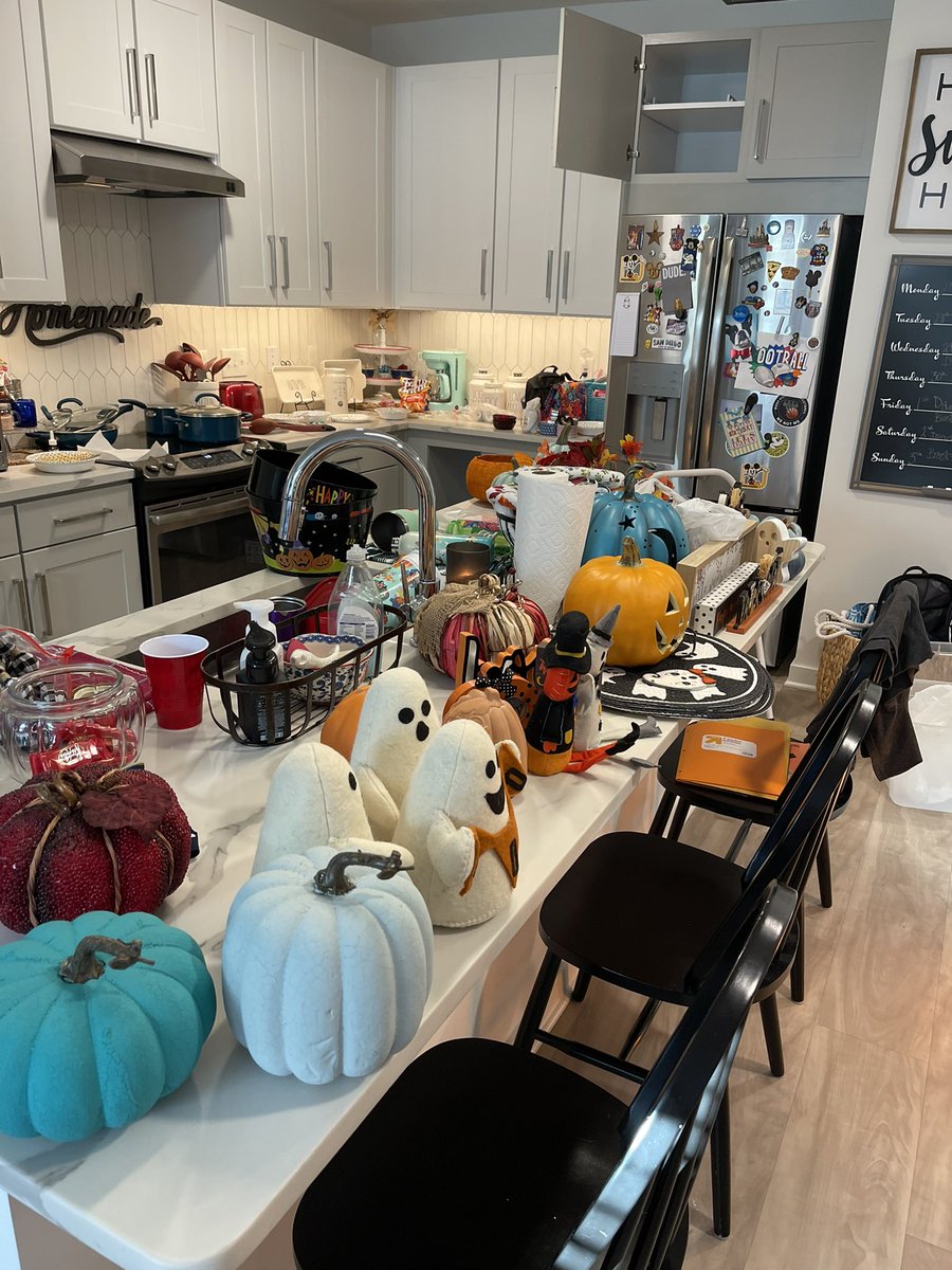 akbowles77's tweet photo. The joys of decorating an apartment… 😉 Happy Fall Y’all! 💛🍁🍃🍂🎃👻🧙🏻♀️🧡 #quickandeasy #notenoughroom https://t.co/tw0UnqI8qA
