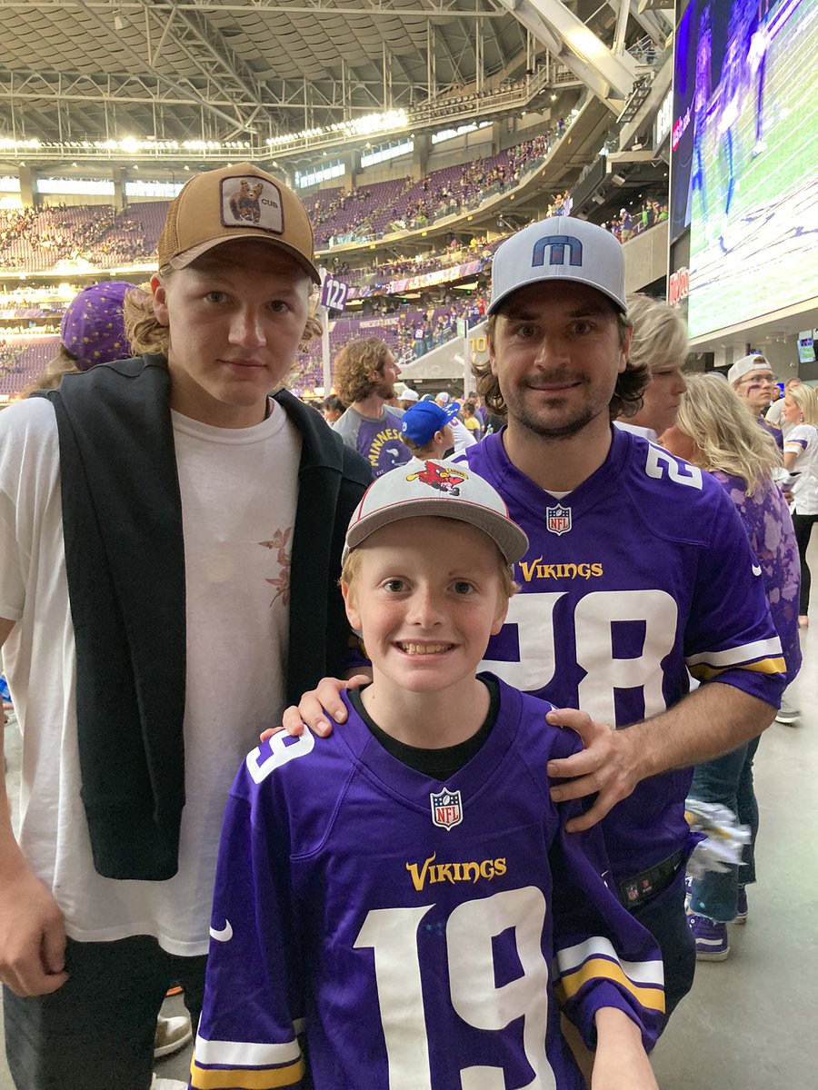 thatstheonlywhy's tweet photo. Rust watching the Vikings Game with a couple hockey buddies. https://t.co/Uy7hW8v8Zj