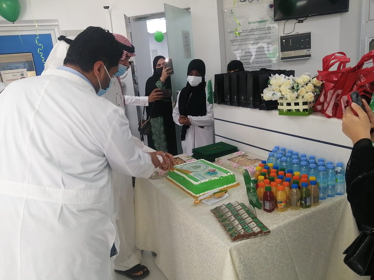 bnmh6070sh's tweet photo. بحضور مدير #مستشفى_الملك_فهد
احتفلت #جمعية_احياها لرعاية مرضى السرطان #باليوم_الوطني_الـ91  في مركز الاورام بمستشفى الملك فهد، تخلل الحفل عدة برامج منها زيارة المرضى بالقسم الخارجي والداخلي وتسليمهم هدايا وتكريم الطاقم الطبي المشرف على المرضى 
@taiba_screening 
@HashKSA https://t.co/QfezzLi4M2