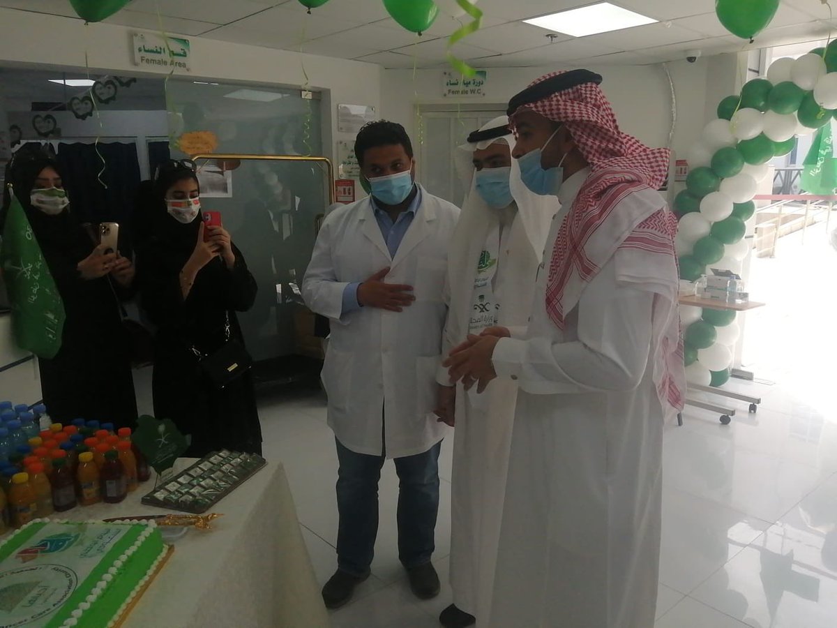 bnmh6070sh's tweet photo. بحضور مدير #مستشفى_الملك_فهد
احتفلت #جمعية_احياها لرعاية مرضى السرطان #باليوم_الوطني_الـ91  في مركز الاورام بمستشفى الملك فهد، تخلل الحفل عدة برامج منها زيارة المرضى بالقسم الخارجي والداخلي وتسليمهم هدايا وتكريم الطاقم الطبي المشرف على المرضى 
@taiba_screening 
@HashKSA https://t.co/QfezzLi4M2