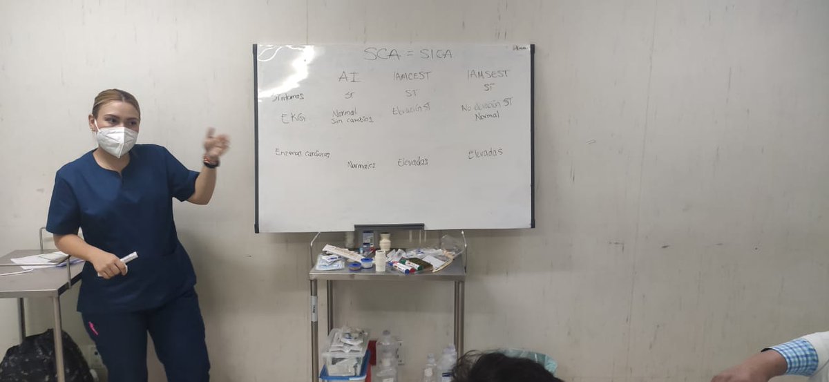 UZapata1's tweet photo. Cualquier momento es bueno, clase con nuestra profesora titular de Urgencias, en el área de estabilización. #UrgenciasHGZ1SLP https://t.co/g8Ys9aj6t3