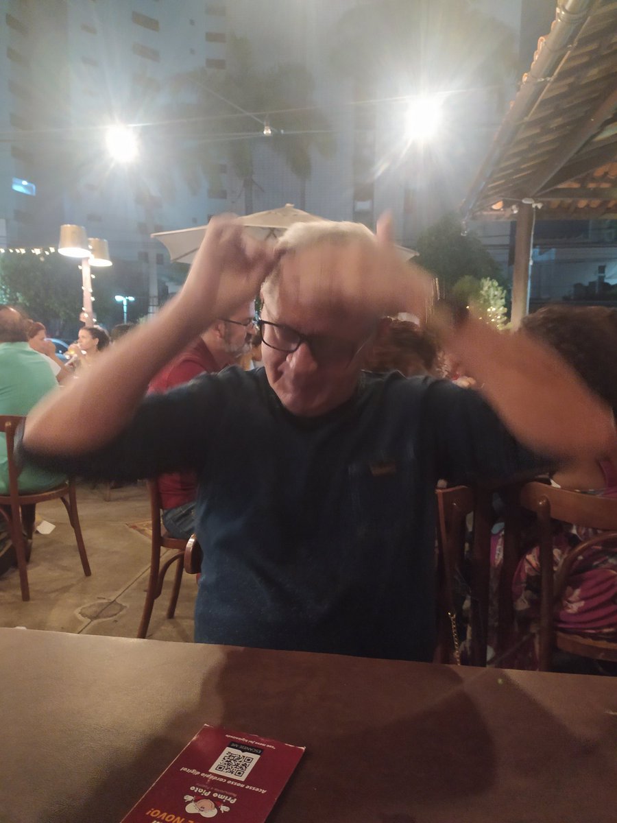 GuanabaraKezya's tweet photo. Amo o conceito do meu pai sempre andar c um pentinho no bolso e retocar o penteado literalmente em qualquer lugar. #SemprePronto😎
Aff, amo demais esse meu véi! https://t.co/ithhk5Yd7g