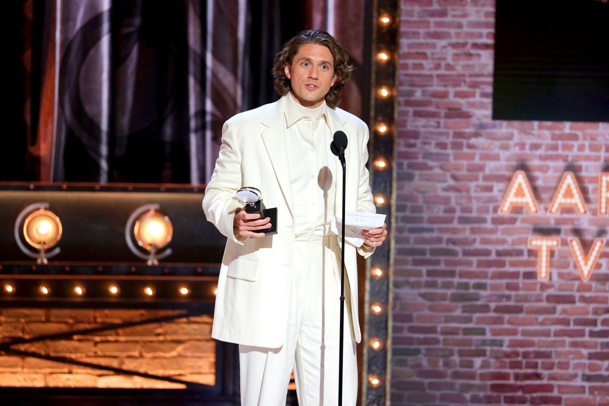 iHeartRadioBway's tweet photo. Congratulations @AaronTveit ❤️🎊

#TonyAwards-winner for Best Actor in a Leading Role in a Musical @MoulinRougeBway @TheTonyAwards https://t.co/B9lxb1uEUh