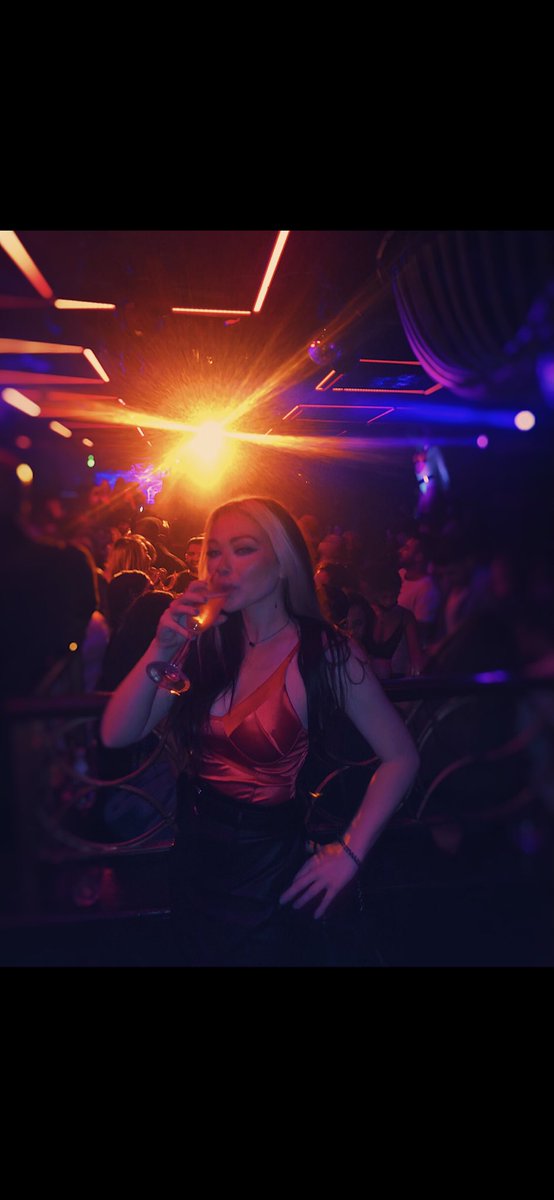 ZoeyFisk's tweet photo. low quality pic with high quality champagne https://t.co/9YG0sb6vLv