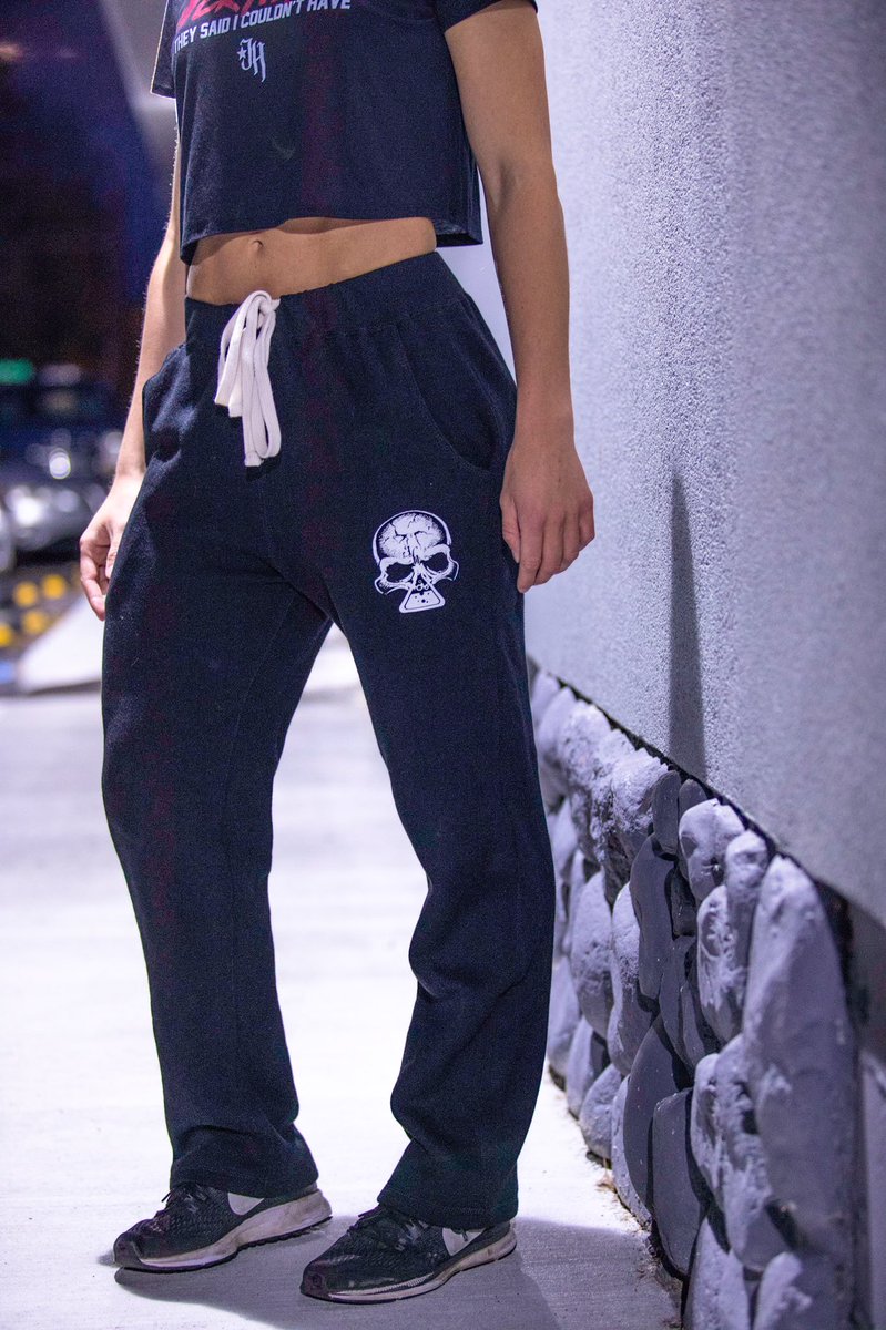 Jekyll_HYDE_App's tweet photo. The Skull and Beaker. https://t.co/bXRVNtL8eK
.
.
#skull #beaker #sweats #sweatpants #openbottom #jekyllhyde #jh #outside #fall #comfy #cozy #lounge #restday #drawstring #gym #pitbull https://t.co/7btQsbFR6y