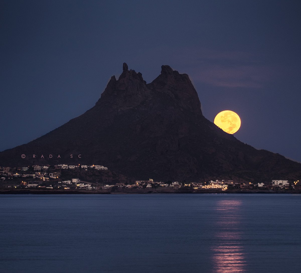 Rada_SC's tweet photo. Cuando el Tetakawi se viste de gala y la Luna le coquetea. San Carlos, Sonora. https://t.co/VFmcP4d93q