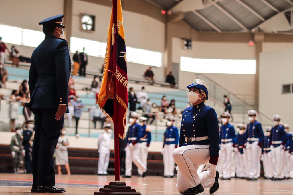 JorgeAcaiturri's tweet photo. Compartimos junto a los estudiantes del Liceo Naval de Guayaquil “CMDT. Rafael Andrade Lalama”, la Proclamación del Juramento de Bandera; además aprovechamos este momento lleno de civismo para dejar en ellos un mensaje esperanzador sobre su futuro. 👏🇪🇨 https://t.co/0esbVV3h6R