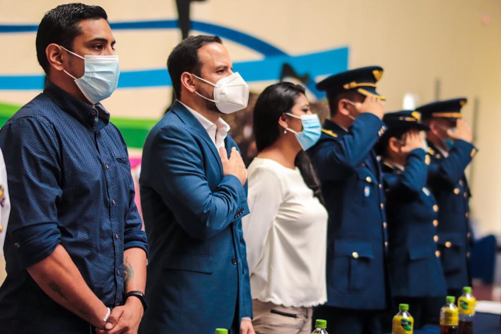 JorgeAcaiturri's tweet photo. Compartimos junto a los estudiantes del Liceo Naval de Guayaquil “CMDT. Rafael Andrade Lalama”, la Proclamación del Juramento de Bandera; además aprovechamos este momento lleno de civismo para dejar en ellos un mensaje esperanzador sobre su futuro. 👏🇪🇨 https://t.co/0esbVV3h6R
