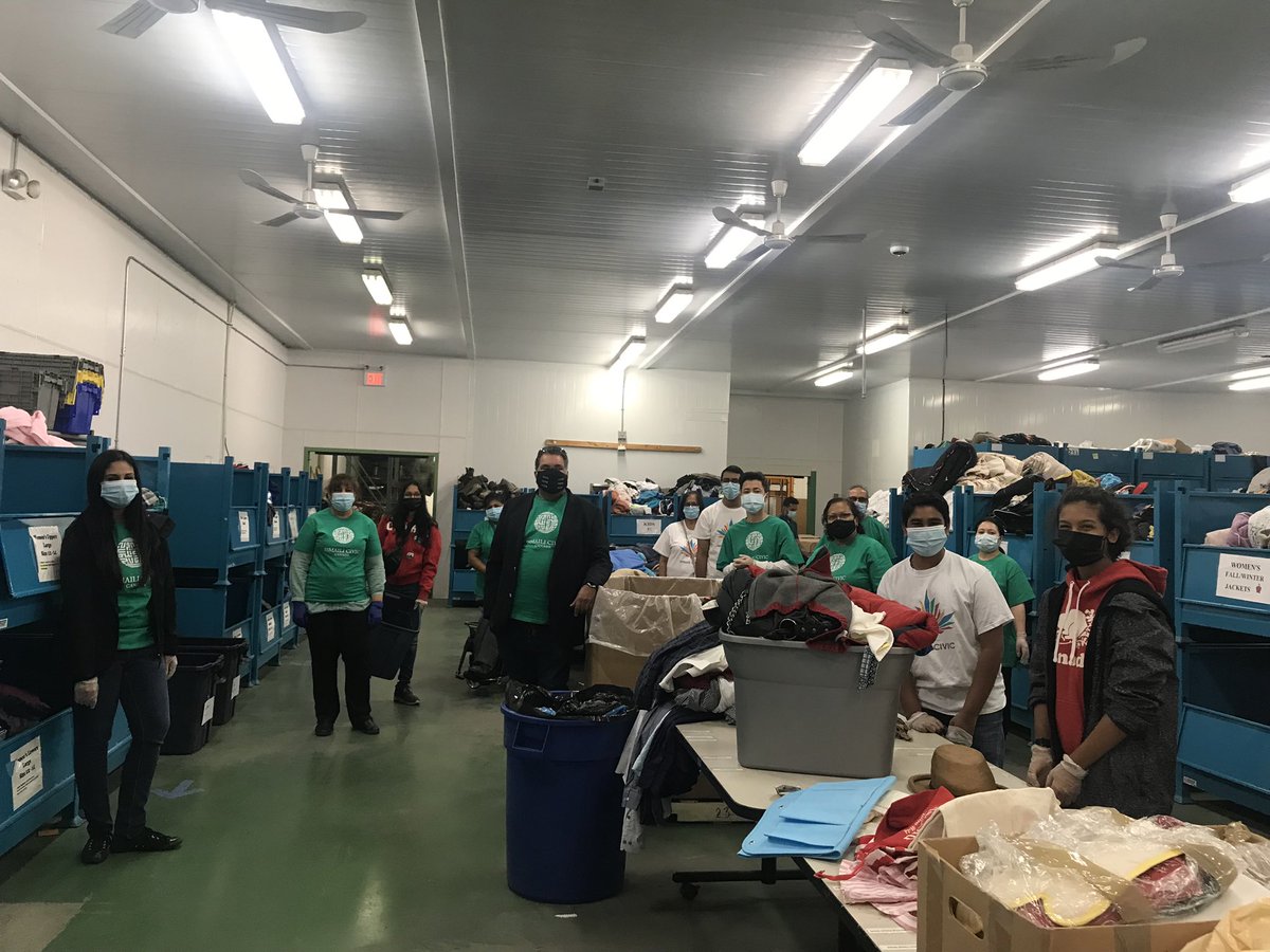 nenshi's tweet photo. I got to join @ismailicivic do some wonderful donation sorting at the @calgarydropin. 2/4

#GlobalIsmailiCivicDay #GICD #OneJamat https://t.co/ZKOeK41nnM