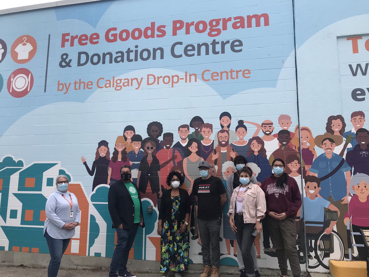 nenshi's tweet photo. I got to join @ismailicivic do some wonderful donation sorting at the @calgarydropin. 2/4

#GlobalIsmailiCivicDay #GICD #OneJamat https://t.co/ZKOeK41nnM