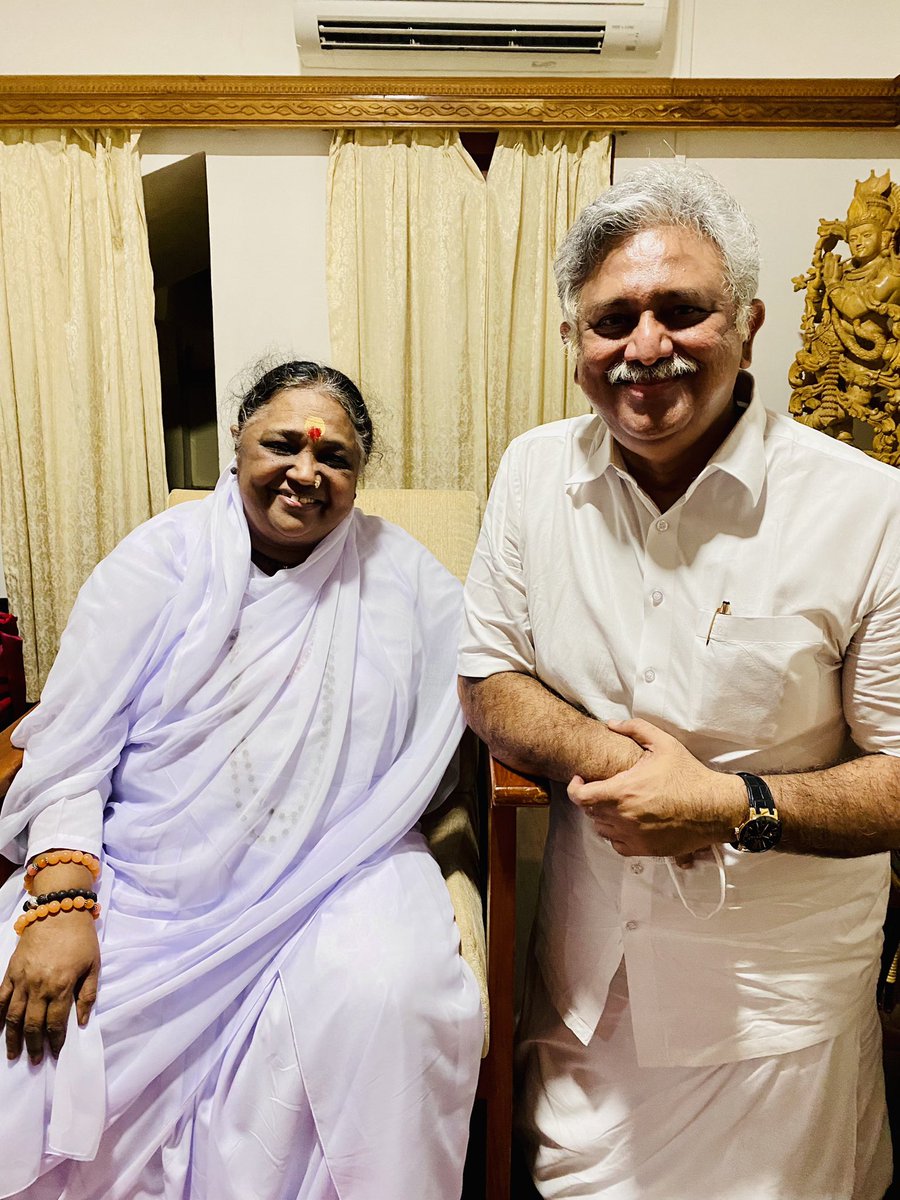 RaArjunamurthy's tweet image. Amma blessed us yesterday - a blissful moment! @Amritanandamayi  #HBDAmritaAmma