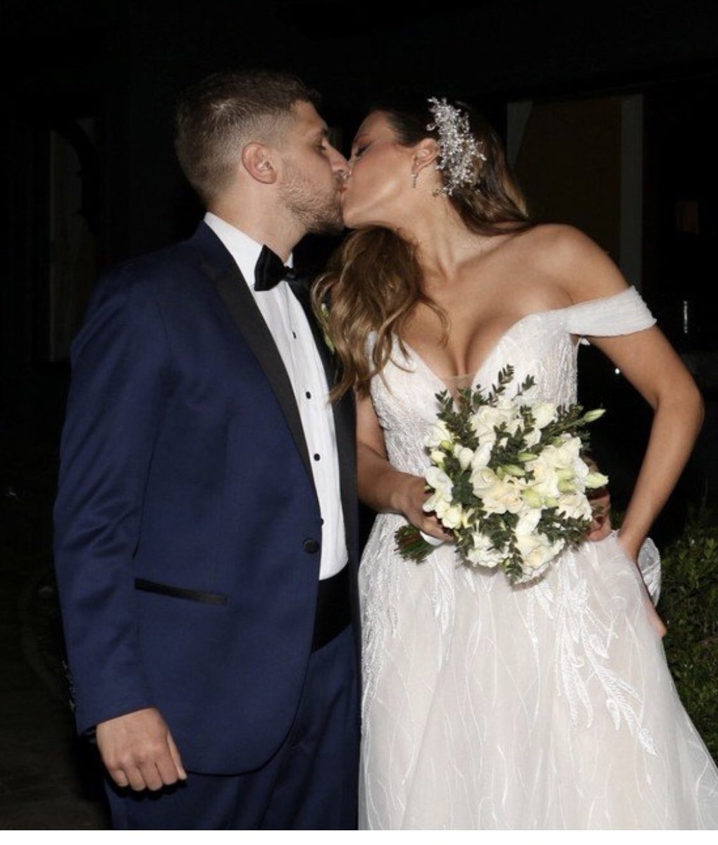 barbieVelezWeb's tweet photo. LO MÁS BELLO DEL MUNDO MUNDIAL QUE VAS A VER HOY VIVA LOS NOVIOS, VIVA EL AMOR!!! ☺︎ POR VOS POTRA HERMOSA @barvelez  SEAN MUY MUYYYY FELICES 😘❤️👰‍♀️💃💍🥂🍾🎉🎊 https://t.co/7032U8tLqu