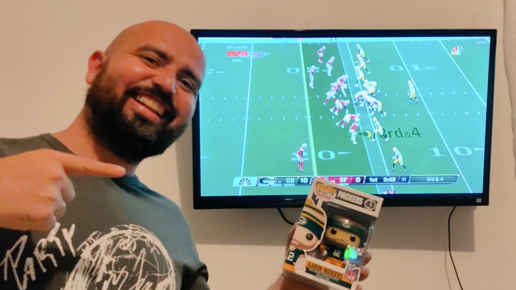 Paulimsoares's tweet photo. Começando as comemorações dos meus 37 com a NFL e um presente pra lá de legal da minha noiva #NFL NFLnaESPN https://t.co/NbSvqNhoFc