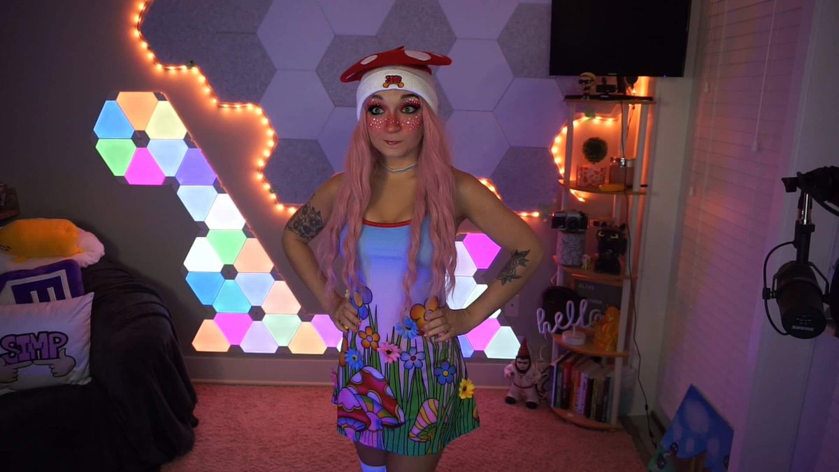 bbjess's tweet image. I’m throwing a mushroom party right now on twitch! 

Everyone is invited. 

🍄Link below🍄

A huge shout out to the make up goddess @ktionita for the inspo. I didn’t do it as well as her but I had a lot of fun!
#TwitchPartner #twitch #FortniteSeason8