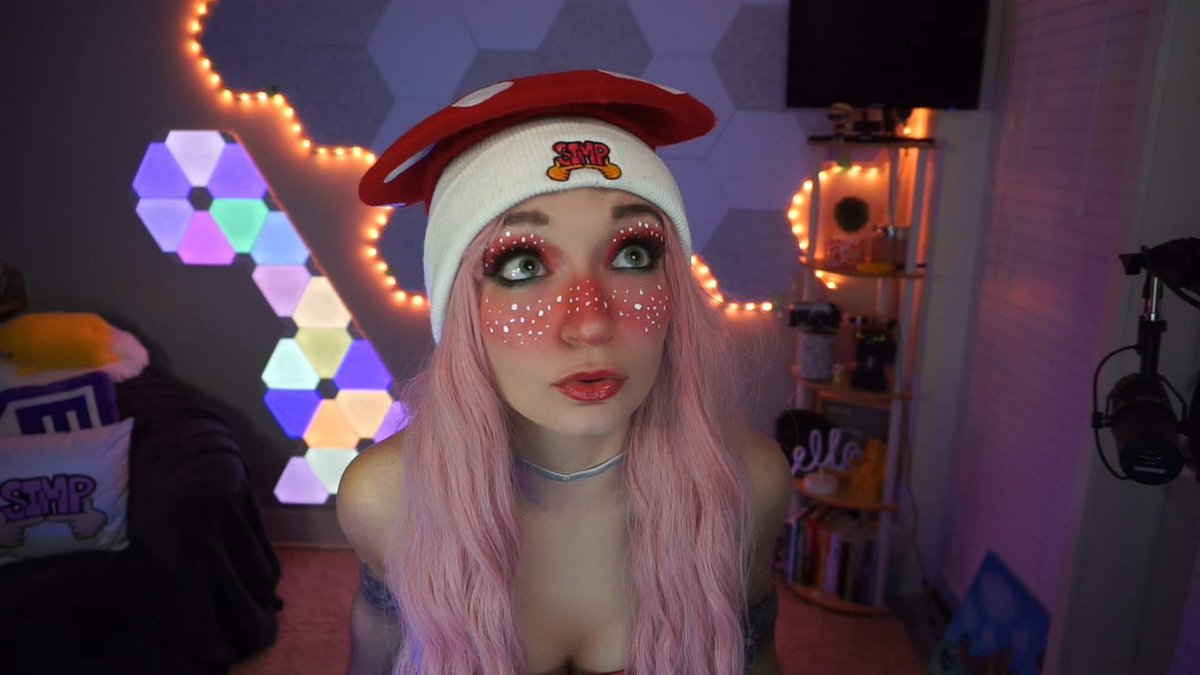 bbjess's tweet image. I’m throwing a mushroom party right now on twitch! 

Everyone is invited. 

🍄Link below🍄

A huge shout out to the make up goddess @ktionita for the inspo. I didn’t do it as well as her but I had a lot of fun!
#TwitchPartner #twitch #FortniteSeason8