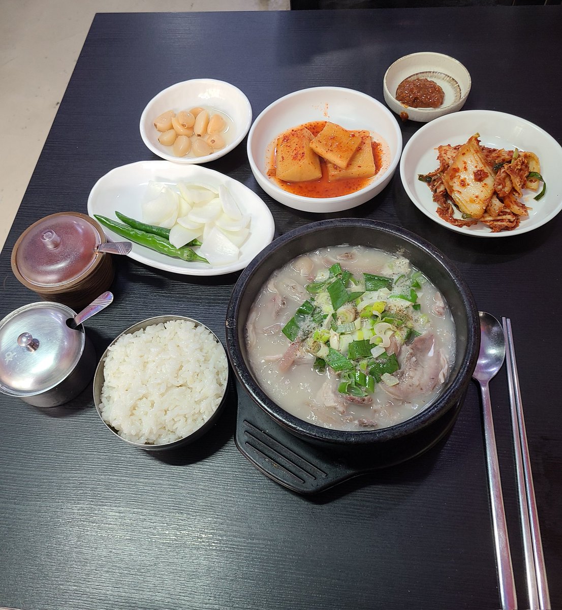 lee_billy_12's tweet photo. 백신 접종 후 식사!
오늘은 아침식사로 순대국밥이다.😋🍚🍲🥄🥢
순대국밥이 먹고싶어 집 근처 순대국밥 가게에 갔다.맛있게 먹고 푹 쉬어야겠다.ㅋㅋ
#아침 #순대국 #순대국밥 #국밥 #먹방 #breakfast #sundaericesoup #ricesoup #mukbang https://t.co/RQhEf0lazE