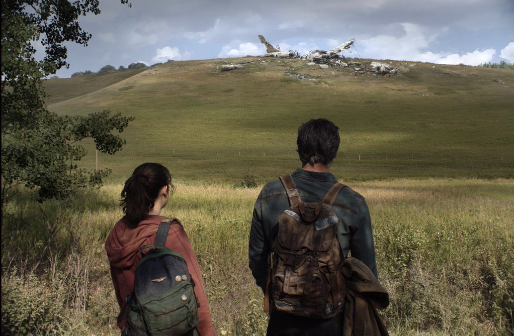 TheLastOfUsBR's tweet photo. Druckman publicou a primeira imagem oficial de Pedro Pascal (Joel) e Bella Ramsey (Ellie) em The Last of Us HBO!!!!! 😱 https://t.co/Z7RAasdd6n