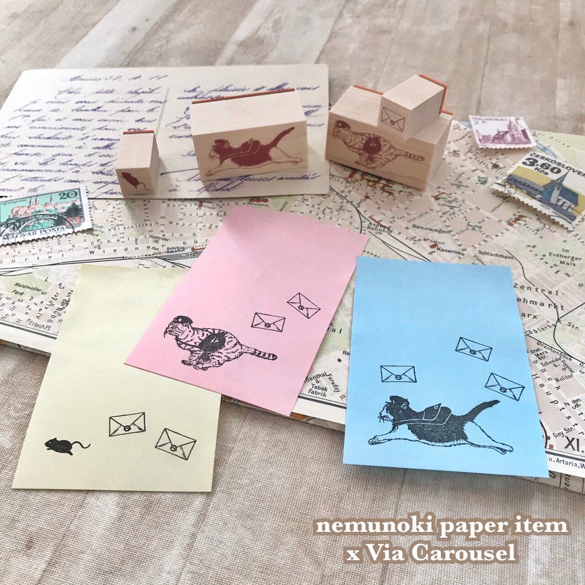 #英国とアリス

Via Carouselさんとのコラボシリーズ「猫たちの郵便局」
完売しておりましたスタンプセットが入荷いたしました!
オンラインショップでも再販いたしましたが、英国とアリスにも並べていただきます✨

カラフルな付箋に押すのおすすめ…!
こんなにかわいい…! 