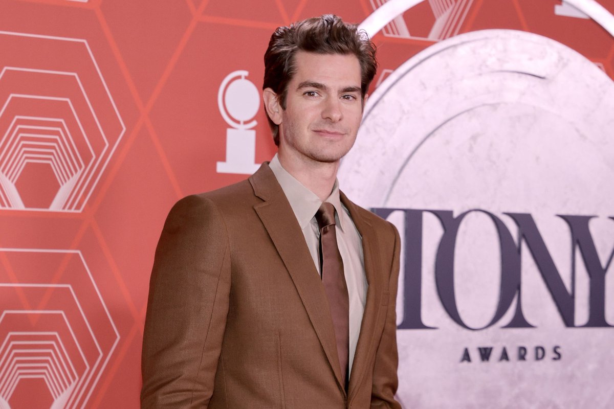 aosbobbimorse's tweet photo. andrew garfield at the tony awards i am unwell https://t.co/ozYGgQZx96