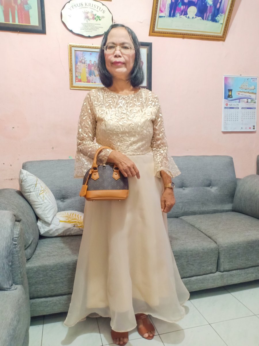 Happy birthday malaikat tanpa sayapku 🎉 panjang umur &amp; sehat selalu ya mom. Tuhan Yesus memberkati! 😇