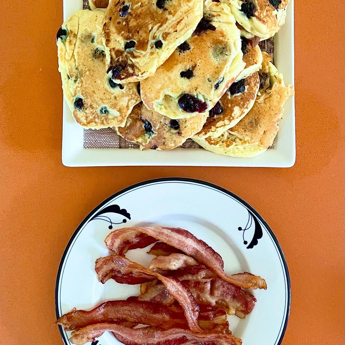 dlkellogg17's tweet photo. I treated myself to a kitchen weekend. Saturday: burgundy pot roast w/ roasted carrots and homemade rolls. This morning: blueberry pancakes & bacon. Tonight: homemade pita bread & falafel w/ all the fixings. I did one million dishes, but it was worth it. #ClassicsCooks https://t.co/8tVOc4l9Ec