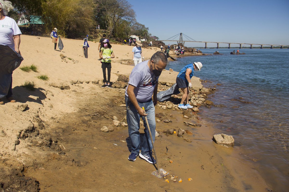 javirodriguezdf's tweet photo. ¡Gran jornada de #Limpieza ! En toda la ribera del #Paraná 🙌🏽 desde la @municorrientes junto a el #RotaryCorrientes 💚♻️ #CorrientesSustentable a cargo de @tassanoeduardo 👈🏽👍🏽 https://t.co/fQfAl7t8pw