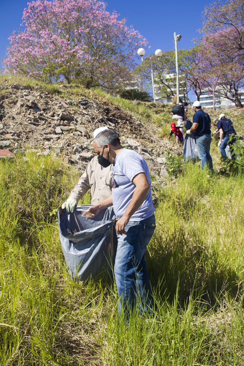 javirodriguezdf's tweet photo. ¡Gran jornada de #Limpieza ! En toda la ribera del #Paraná 🙌🏽 desde la @municorrientes junto a el #RotaryCorrientes 💚♻️ #CorrientesSustentable a cargo de @tassanoeduardo 👈🏽👍🏽 https://t.co/fQfAl7t8pw