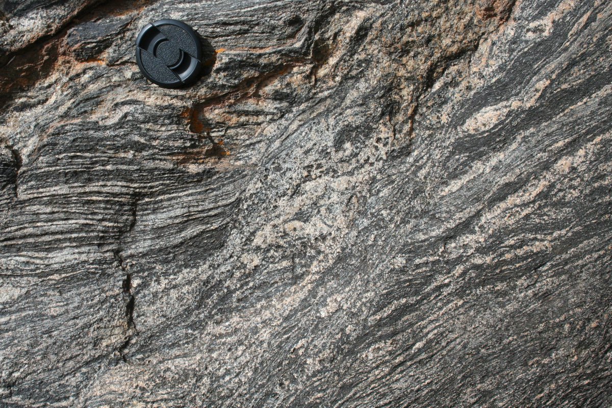 melaniefinch_'s tweet photo. Day 87: Migmatite (rock with layers) with a melt escape channel (diagonal layer from bottom centre to top right). Channels like these allow melt to migrate out of migmatites. Different channels can link up and ultimately melt can end up in large plutons #100DaysofGeoscience https://t.co/BrgDiODe1d