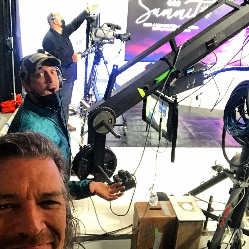 HorizonsCos's tweet photo. #centralgripandlighting #jiboperator #studiolife Jared, making it look easy. https://t.co/R8FbG2nMYZ